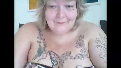 Snapshot of thickdarkangel chatting on 05-26-26, 01:29 thickdarkangel online show from 05-26-26, 01:29