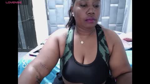Snapshot of thickebonymilf chatting on 12-17-25, 04:40 XIOMARA online show from 12-17-25, 04:40