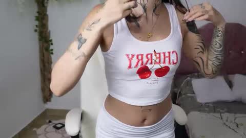 Snapshot of thin_princess chatting on 10-19-25, 02:12 THIN PRINCESS online show from 10-19-25, 02:12