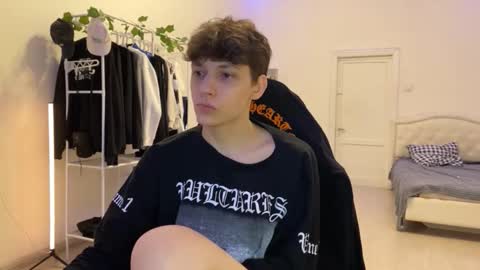 Snapshot of thomas617826 chatting on 10-27-25, 06:45 Thomas Hill online show from 10-27-25, 06:45