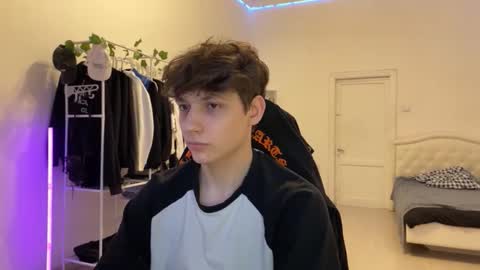 Snapshot of thomas617826 chatting on 10-31-25, 07:48 Thomas Hill online show from 10-31-25, 07:48