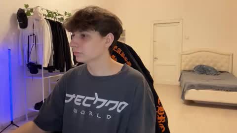 Snapshot of thomas617826 chatting on 11-19-25, 08:09 Thomas Hill online show from 11-19-25, 08:09