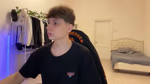 Snapshot of thomas617826 chatting on 11-28-25, 07:27 Thomas Hill online show from 11-28-25, 07:27