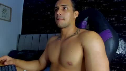 Snapshot of thomas__wayne chatting on 07-12-26, 11:23 Thomas online show from 07-12-26, 11:23