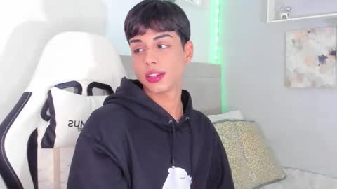 Snapshot of thomas_wild chatting on 10-26-25, 07:47 Thomas online show from 10-26-25, 07:47