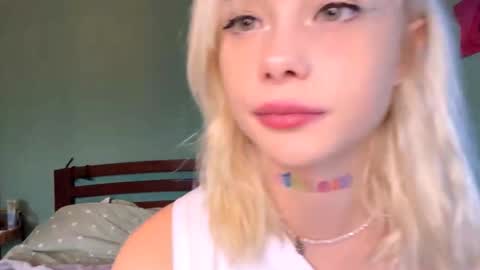 Snapshot of thomasbreier chatting on 10-30-25, 01:56 Luna online show from 10-30-25, 01:56