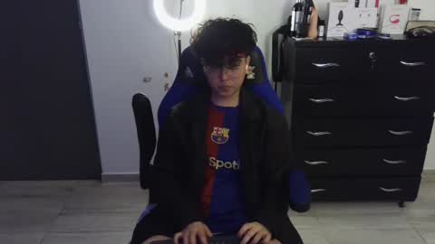 Snapshot of thomascooper_cams chatting on 02-18-25, 04:37 VALERIA online show from 02-18-25, 04:37