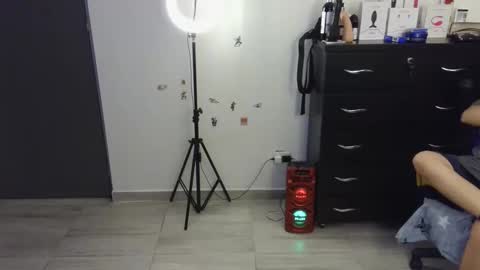 Snapshot of thomascooper_cams chatting on 02-19-25, 05:27 VALERIA online show from 02-19-25, 05:27