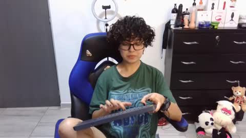 Snapshot of thomascooper_cams chatting on 09-08-25, 07:13 VALERIA online show from 09-08-25, 07:13