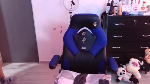 Snapshot of thomascooper_cams chatting on 11-02-25, 07:49 VALERIA online show from 11-02-25, 07:49