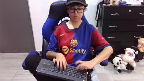 Snapshot of thomascooper_cams chatting on 12-13-25, 07:53 VALERIA online show from 12-13-25, 07:53