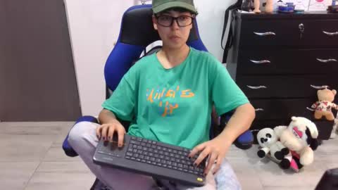 Snapshot of thomascooper_cams chatting on 12-14-25, 06:45 VALERIA online show from 12-14-25, 06:45