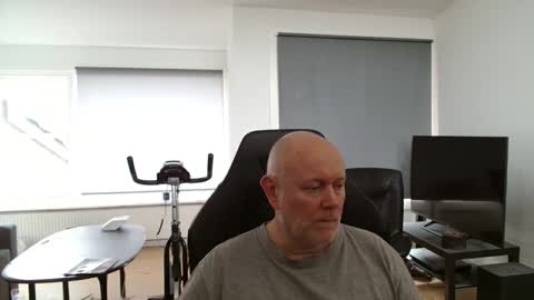 thomash32 online show from 09-19-25, 12:17