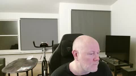 thomash32 online show from 09-30-25, 04:39