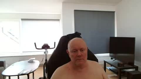 thomash32 online show from 10-02-25, 12:34