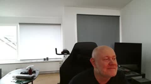 thomash32 online show from 11-08-25, 01:11