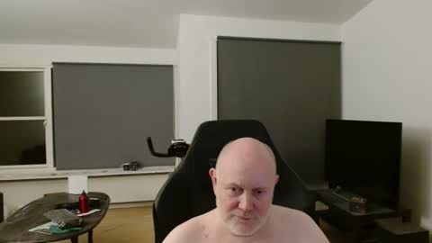 thomash32 online show from 11-11-25, 01:05