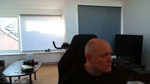 thomash32 online show from 11-17-25, 12:22