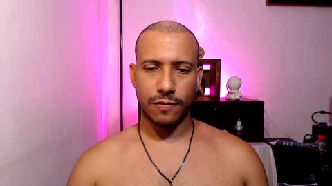 Snapshot of thommerxxx chatting on 06-10-26, 06:18 Thom online show from 06-10-26, 06:18