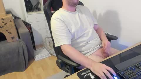 Snapshot of thommy2008 chatting on 10-08-25, 02:14 thommy2008 online show from 10-08-25, 02:14