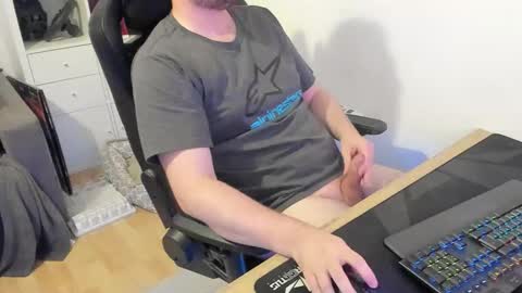 Snapshot of thommy2008 chatting on 10-17-25, 11:29 thommy2008 online show from 10-17-25, 11:29