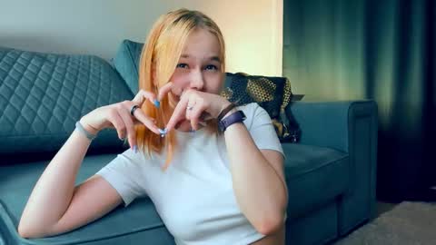 Snapshot of thousand_desires chatting on 03-25-26, 04:13 Lynn online show from 03-25-26, 04:13