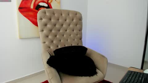 Snapshot of tiago_hannah chatting on 10-27-25, 08:35 carolina online show from 10-27-25, 08:35