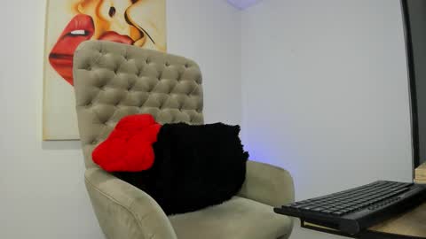 Snapshot of tiago_hannah chatting on 12-21-25, 10:55 carolina online show from 12-21-25, 10:55