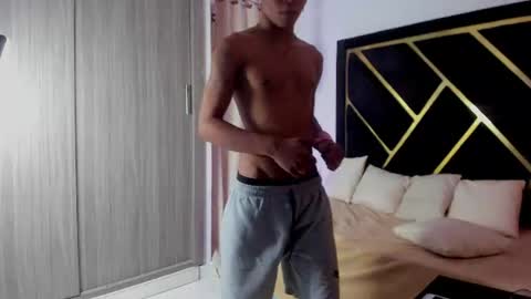 Snapshot of tiago_noir chatting on 07-29-26, 03:48 Tiago online show from 07-29-26, 03:48