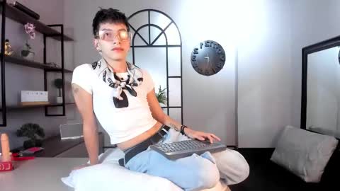 Tiam Muller online show from 11-15-25, 08:16