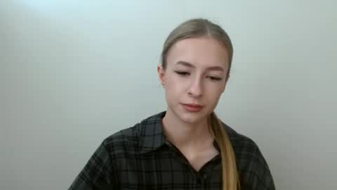 Snapshot of tiarasmile chatting on 06-17-26, 08:06 Tiara online show from 06-17-26, 08:06