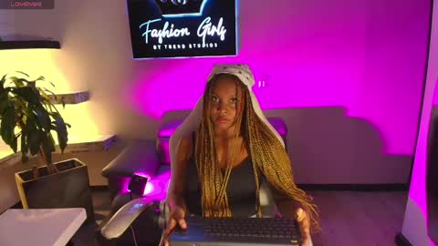 Snapshot of tifanytaylor1_ chatting on 02-03-25, 04:57 TIFF online show from 02-03-25, 04:57