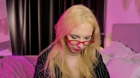 Snapshot of tiffany_king chatting on 05-16-26, 11:42 Tiffany online show from 05-16-26, 11:42