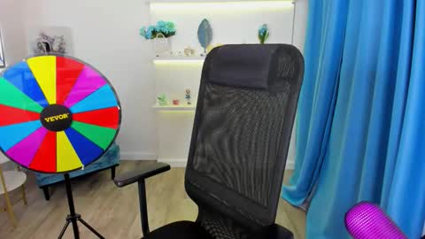 tiffanyyoun online show from 11-12-25, 12:49