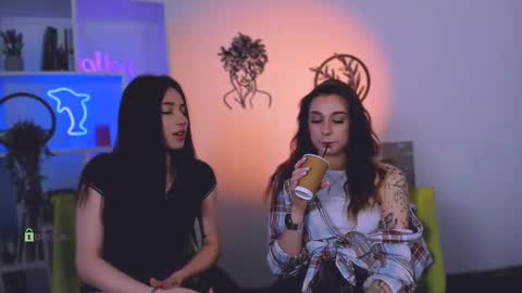 Snapshot of tina_golden chatting on 03-19-26, 02:43 tina_golden online show from 03-19-26, 02:43