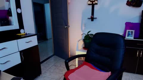 I AM BELLA  ----------- follow my  IG  TINNS 69 online show from 01-14-25, 02:40