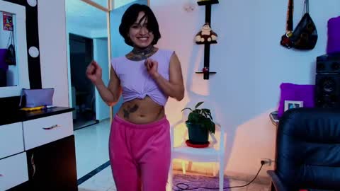 I AM BELLA  ----------- follow my  IG  TINNS 69 online show from 01-15-25, 08:20