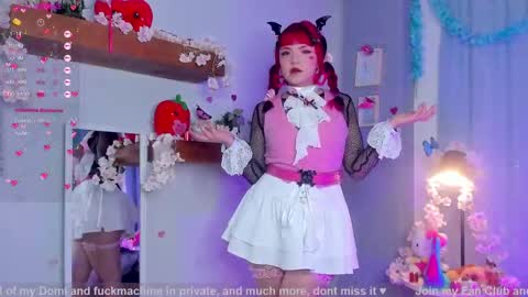 Snapshot of tiny__emmy chatting on 11-23-25, 11:10 Emmy blue berry1 online show from 11-23-25, 11:10