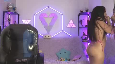 Snapshot of tiny_vixen_ chatting on 09-29-25, 02:44 tiny_vixen_ online show from 09-29-25, 02:44