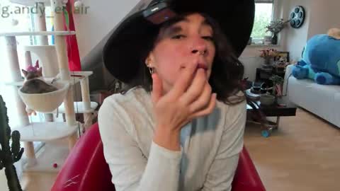 Snapshot of tiny_williams chatting on 09-27-25, 06:51 Tiny online show from 09-27-25, 06:51