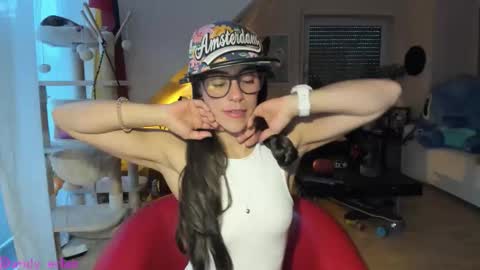 Snapshot of tiny_williams chatting on 10-09-25, 05:38 Tiny online show from 10-09-25, 05:38