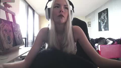 stage Kylie Sinner  brand CLITBAIT online show from 09-14-25, 09:03