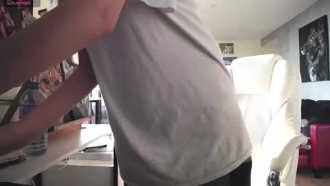 stage Kylie Sinner  brand CLITBAIT online show from 09-16-25, 09:38