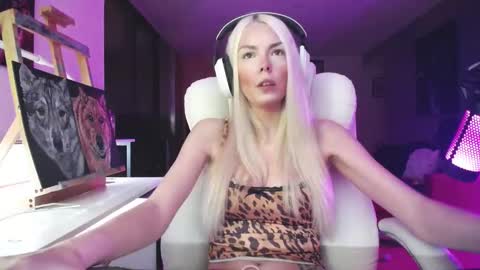 stage Kylie Sinner  brand CLITBAIT online show from 10-02-25, 05:03