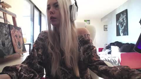 stage Kylie Sinner  brand CLITBAIT online show from 10-10-25, 07:35