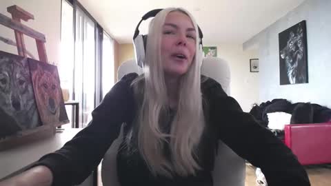 stage Kylie Sinner  brand CLITBAIT online show from 10-12-25, 08:19