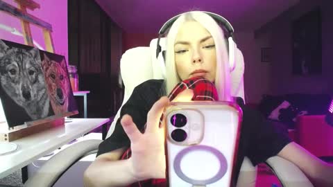 stage Kylie Sinner  brand CLITBAIT online show from 10-19-25, 10:21