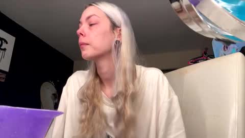 stage Kylie Sinner  brand CLITBAIT online show from 11-23-25, 09:58