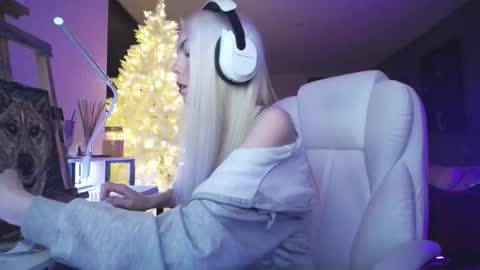 stage Kylie Sinner  brand CLITBAIT online show from 12-01-25, 02:49