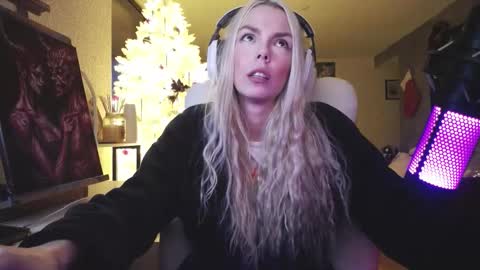 stage Kylie Sinner  brand CLITBAIT online show from 12-16-25, 09:20